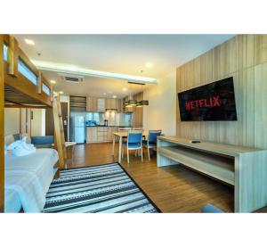罗勇PLAAI Prime Hotel Rayong SHA Extra Plus的酒店客房带一张床和一个厨房