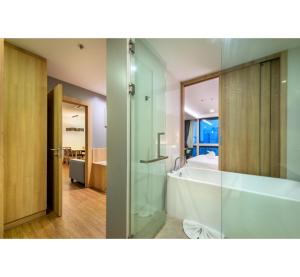 罗勇PLAAI Prime Hotel Rayong SHA Extra Plus的带淋浴和浴缸的浴室