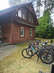 帕卢舍Palūšės Kempingas (kambariai)的停在房子前面的一群自行车