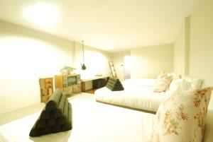 清迈清迈白平舒适旅馆的酒店客房设有两张床和电视。