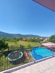 索科矿泉村Apartman Đorđević的阳台享有游泳池的景致。