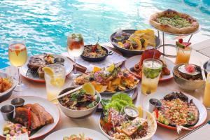 长滩岛长滩岛考斯特度假村的水边填满食物的桌子