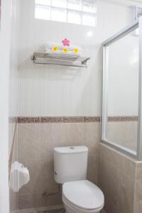 甘地达萨巴厘岛海景海滩俱乐部酒店的一间带白色卫生间的浴室和窗户。