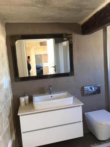 拉巴特House of Character in Historical Rabat的一间带水槽、卫生间和镜子的浴室