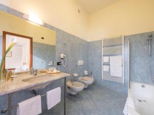 费拉拉德埃斯特伊尔杜卡酒店的一间带水槽、卫生间和镜子的浴室