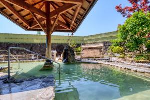 日田市Hita Tenryosui no Yado的一个带喷泉的大型水池