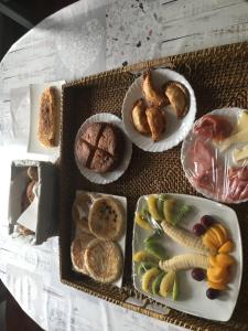 贝纳哈拉菲Casa Rural Paloma的桌子上放有面包和水果盘