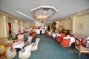 伯尼根塞勒奥莱克酒店的一间带桌椅的餐厅和一间酒吧