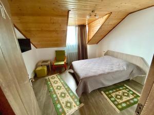 巴亚德菲耶尔Casa Mis的一间卧室设有一张床和木制天花板
