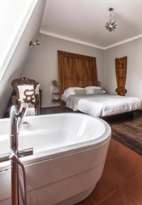 布拉格设计聂鲁达酒店的带浴缸的浴室和两张床