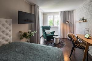 赖兴瑙慕赫勒伽藤餐厅&酒店的一间卧室配有一张床、一张桌子和一把椅子