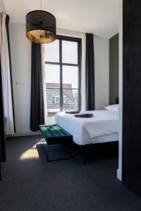 蒙尼肯丹Hotel Monnickendam的酒店客房设有一张床和一个大窗户