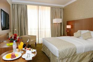 多哈Treffen House Doha - next to Msheireb Metro Station and Souq Waqif的酒店客房,配有床和餐桌,