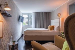 赖兴瑙慕赫勒伽藤餐厅&酒店的酒店客房,设有两张床和一张沙发