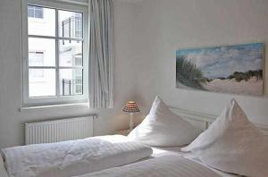 巴贝Haus Meeresblick - Ferienwohnung Seepferdchen A 2.02 (Ref. 138575)的一间卧室配有一张带白色床单的床和一扇窗户。