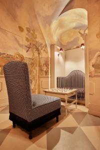 维也纳The Leo Grand的客厅配有椅子和桌子