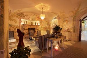 维也纳The Leo Grand的客厅设有壁炉、桌子和椅子