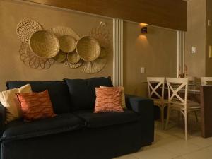 纳塔尔Flat Beira Mar- Ap 306 #ELEGANCE的客厅配有蓝色的沙发和桌子