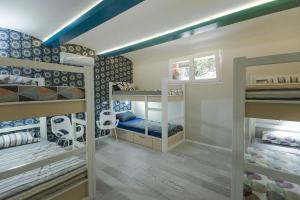 贝尔格莱德Hostel Bongo的一间儿童间,配有双层床
