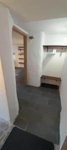 什科菲亚洛卡Apartment Slovan的客房设有走廊,铺有瓷砖地板。