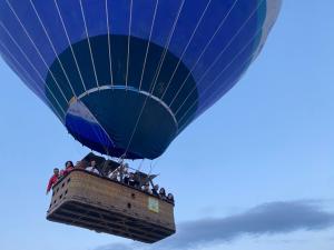 格雷梅Ala Stone Hotel的空中飞着的蓝色热气球