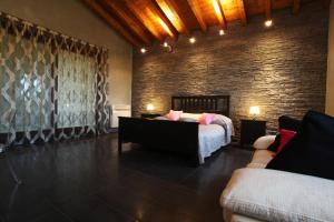 卡斯泰内多洛B&B Cascina Quaderna的一间卧室设有一张床和砖墙