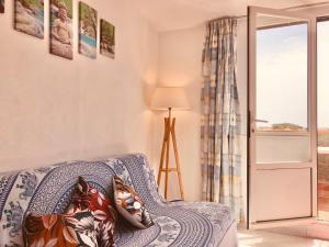 卡拉恩弗卡特Atico excelente en Menorca Ciutadella Calan Blanes的一间卧室设有床、窗户和一盏灯。