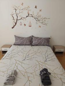 罗马NICOLHOME的卧室配有一张挂在墙上的树壁床。