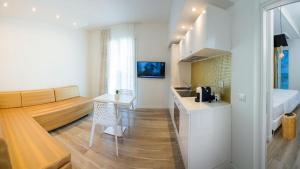 贝拉里亚-伊贾马里纳Miami Suite的小房间,配有床和书桌