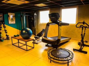 莫索罗Ibis Mossoro的健身房设有跑步机和健身自行车