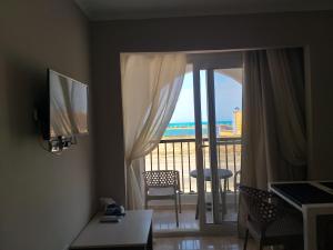 阿莱曼porto marina panoramica sea view的客房设有海景阳台。