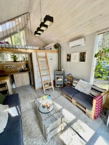 InturkėPrivate cosy forest cabin的客厅配有双层床和沙发。