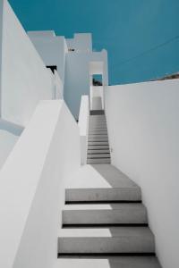 奥诺斯CUBIC Mykonos Seafront Design Suites的通往蓝天建筑的楼梯
