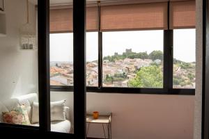 布拉干萨Bragança Apartments的客厅设有市景窗户