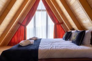 OrllanBatllava Premium Resort Villa 1的一张大床,位于带大窗户的房间里