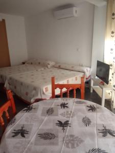 托雷德尔马尔Estudio Plazamar的一间卧室配有一张床和一张桌子及毯子