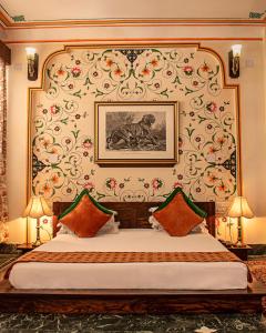 斋浦尔Diggi Palace - A City Center Hidden Heritage Gem的一间卧室配有一张壁画床