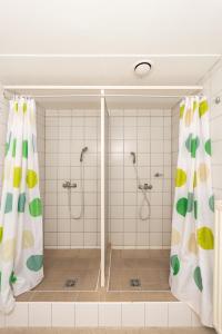 布达佩斯MP Hostel Budapest的一间带两个淋浴和浴帘的浴室