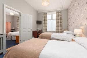 巴罗弗内斯欧姆斯吉尔宾馆的酒店客房设有两张床和窗户。