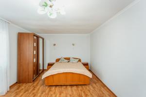 基希讷乌Bright and cozy home with personal terrace的一间卧室配有一张床和吊扇