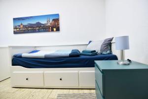科隆Boardinghouse in Cologne *free WiFi*的墙上照片的一张床位