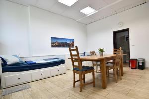 科隆Boardinghouse in Cologne *free WiFi*的配有一张床和一张桌子及椅子的房间