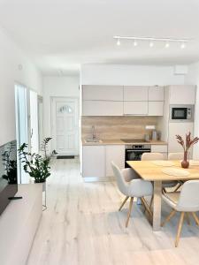 希欧福克CASHMERE Premium Apartment的厨房以及带桌椅的用餐室。
