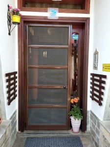 斯塔夫罗斯Marika House的通往种植盆栽植物的建筑物的门