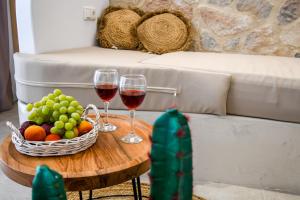 圣安娜纳克索斯阿格里奇钻石公寓的一张桌子,上面放着两杯葡萄酒和一篮水果