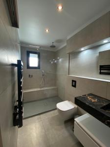 博尼法乔Mini-Villa Jade的浴室配有卫生间、浴缸和水槽。