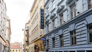 布达佩斯MP Hostel Budapest的建筑的一侧有酒店标志