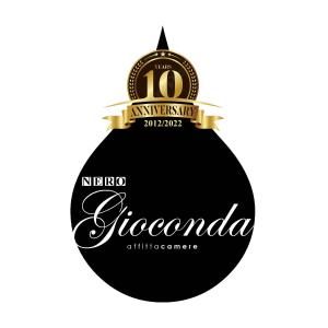 安吉亚里Nero Gioconda的酒瓶标签,带酒瓶周年和酒杯