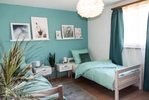 米施泰尔Da Eni的一间卧室设有一张床和蓝色的墙壁