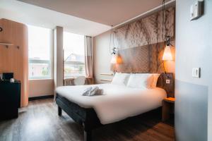 海牙市中心宜必思酒店客房内的一张或多张床位